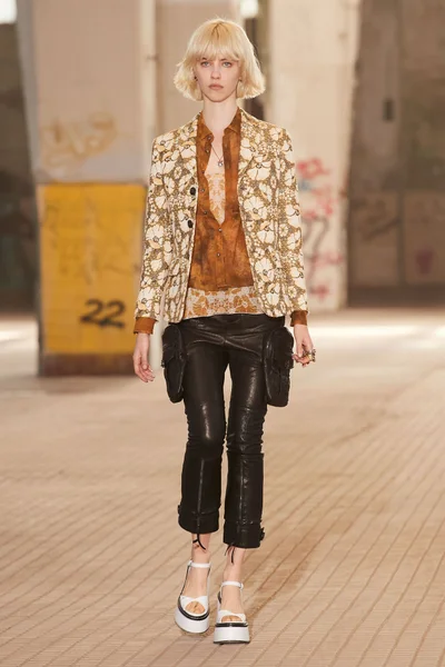 Look 15